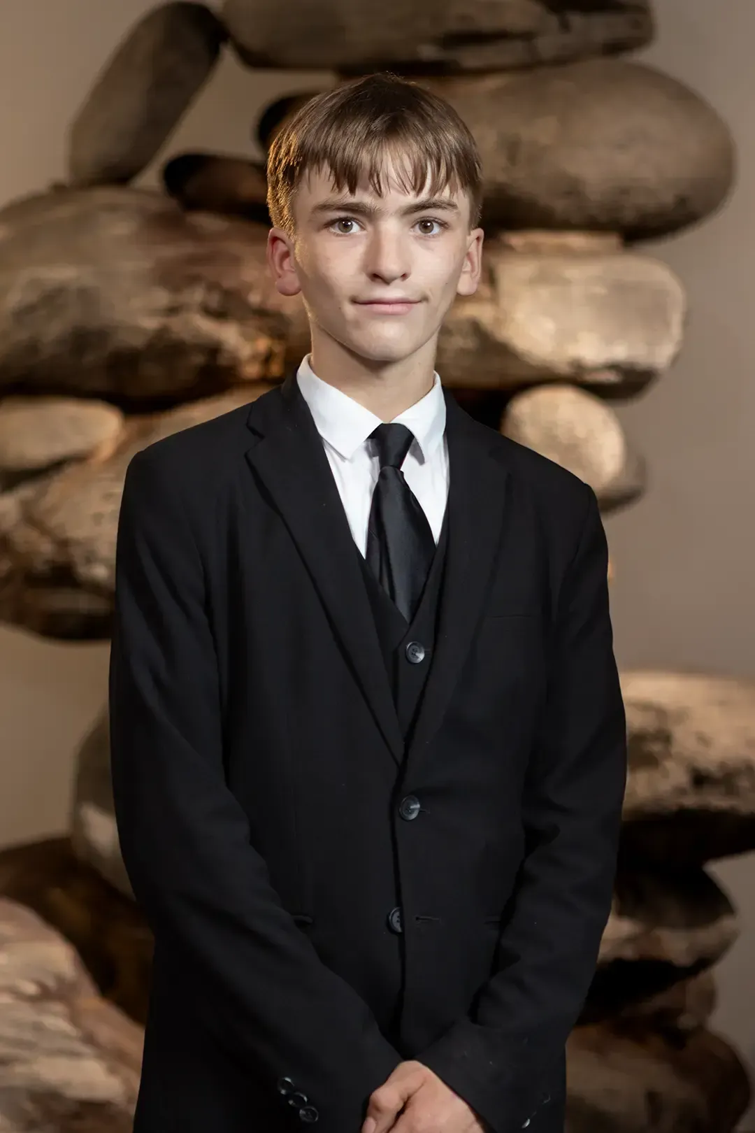 Eine Frau mit Brille und weißem Hemd lächelt in die Kamera.