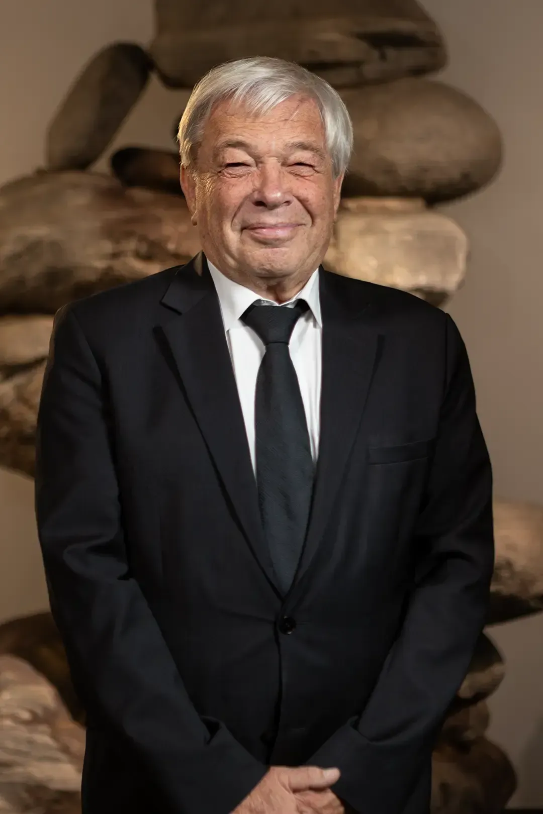 Ein Mann in Anzug und Krawatte lächelt in die Kamera