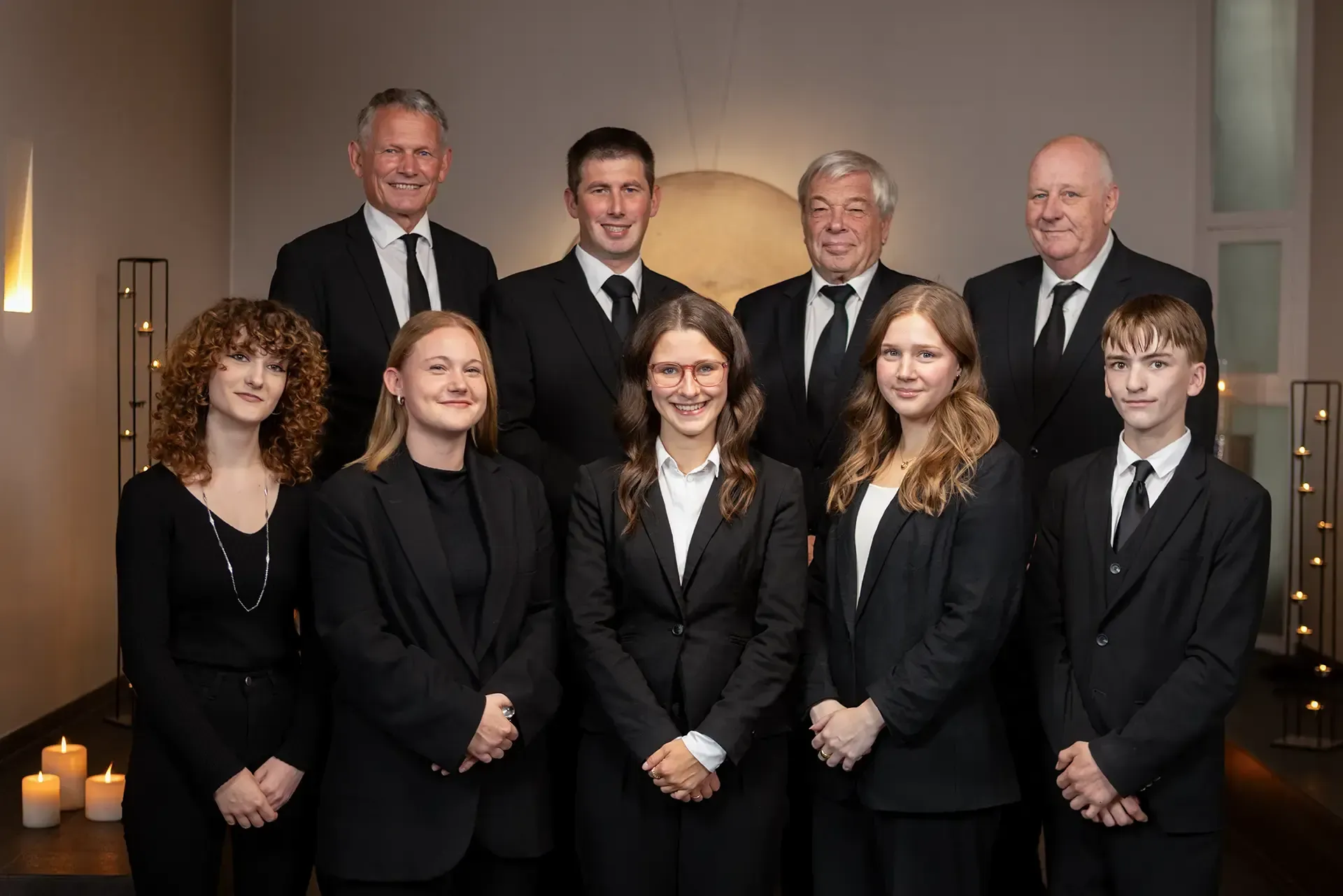 Ein Smart und ein Leichenwagen stehen vor einem Gebäude