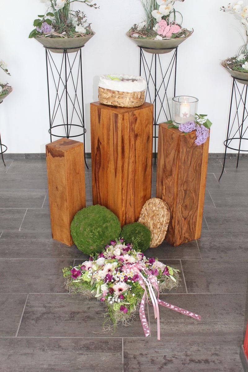 Ein Bündel Holzsäulen mit Blumen darauf