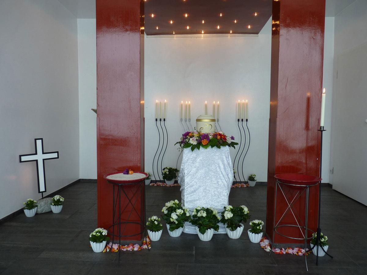 Eine Kirche mit einem Kreuz und Kerzen auf dem Altar