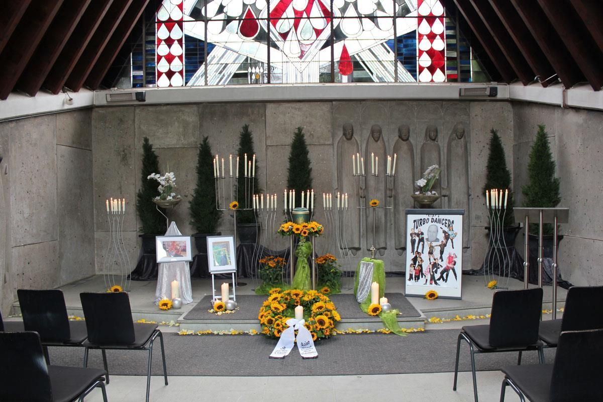 Eine Kirche mit Kerzen und Blumen auf dem Altar