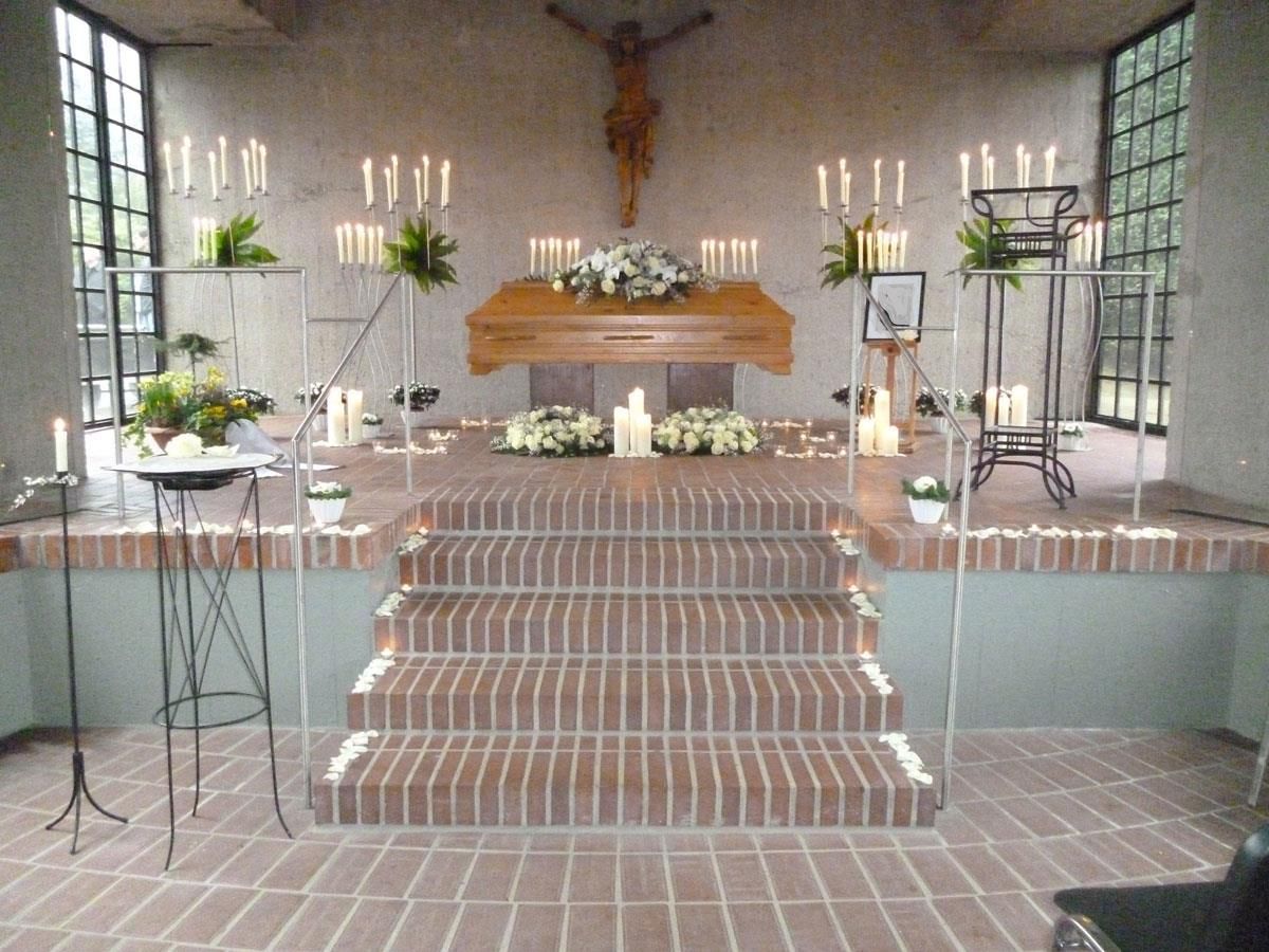 Eine Kirche mit einem Sarg und Kerzen auf dem Altar