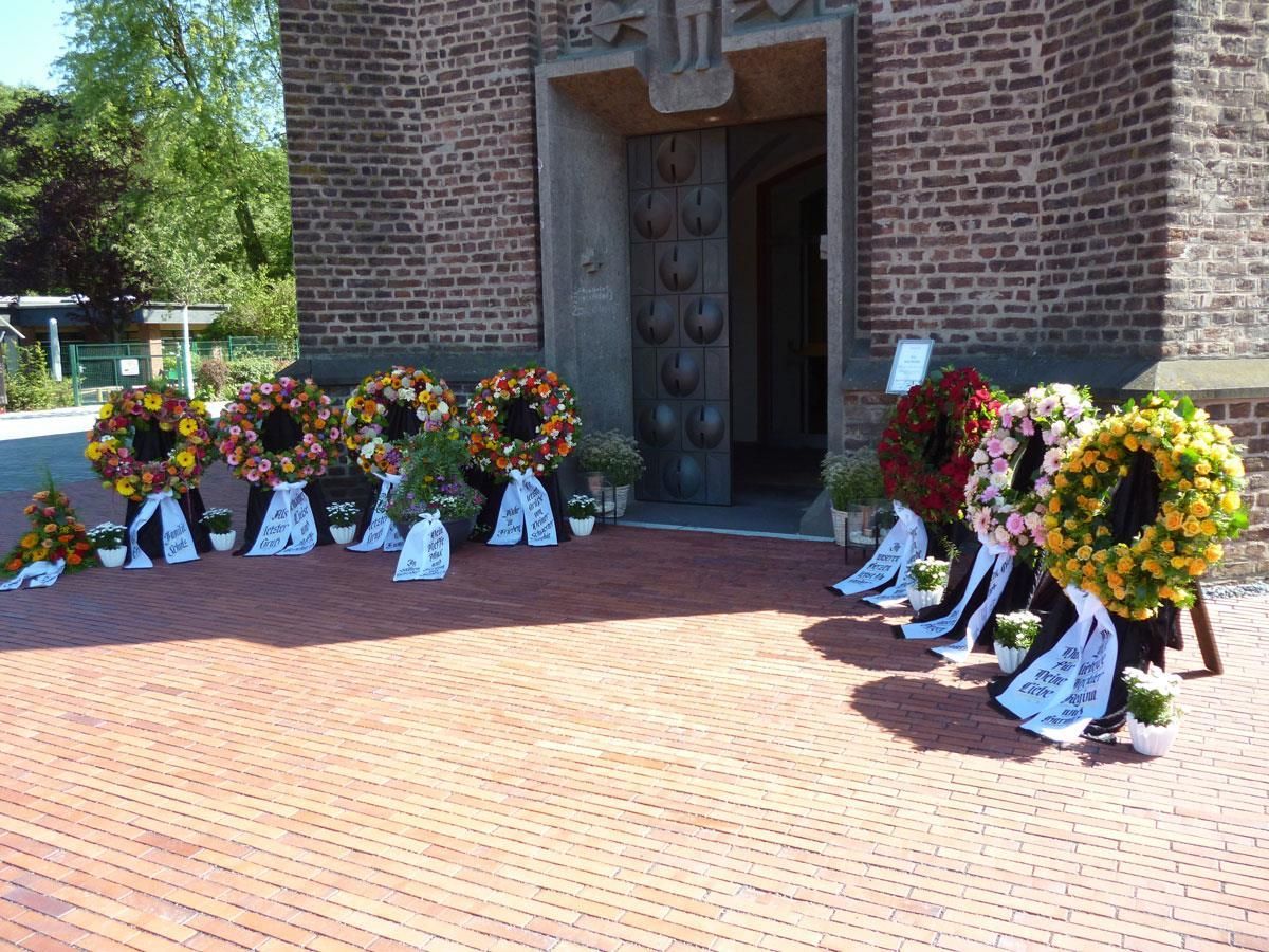 Ein Backsteingebäude mit einem Blumenstrauß davor