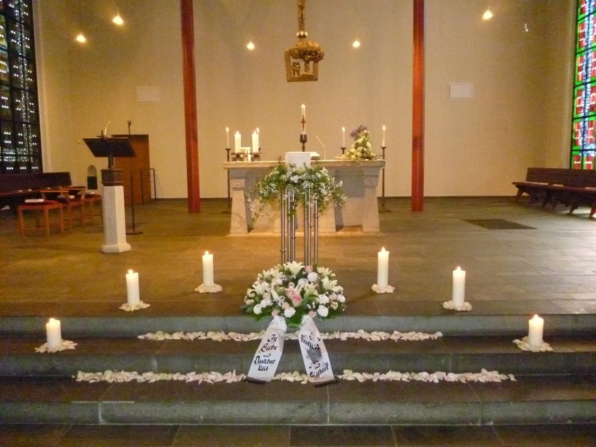 Eine Kirche mit Kerzen und Blumen auf dem Altar
