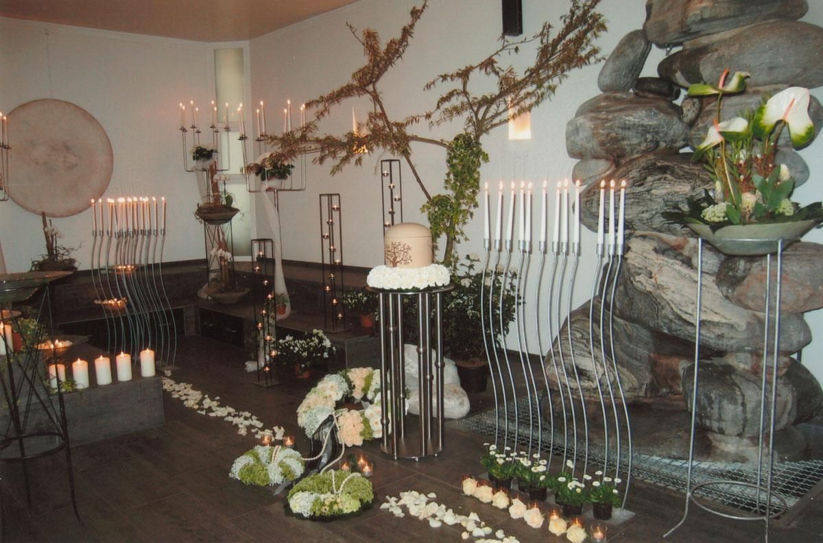 Ein Raum mit vielen Kerzen und Blumen