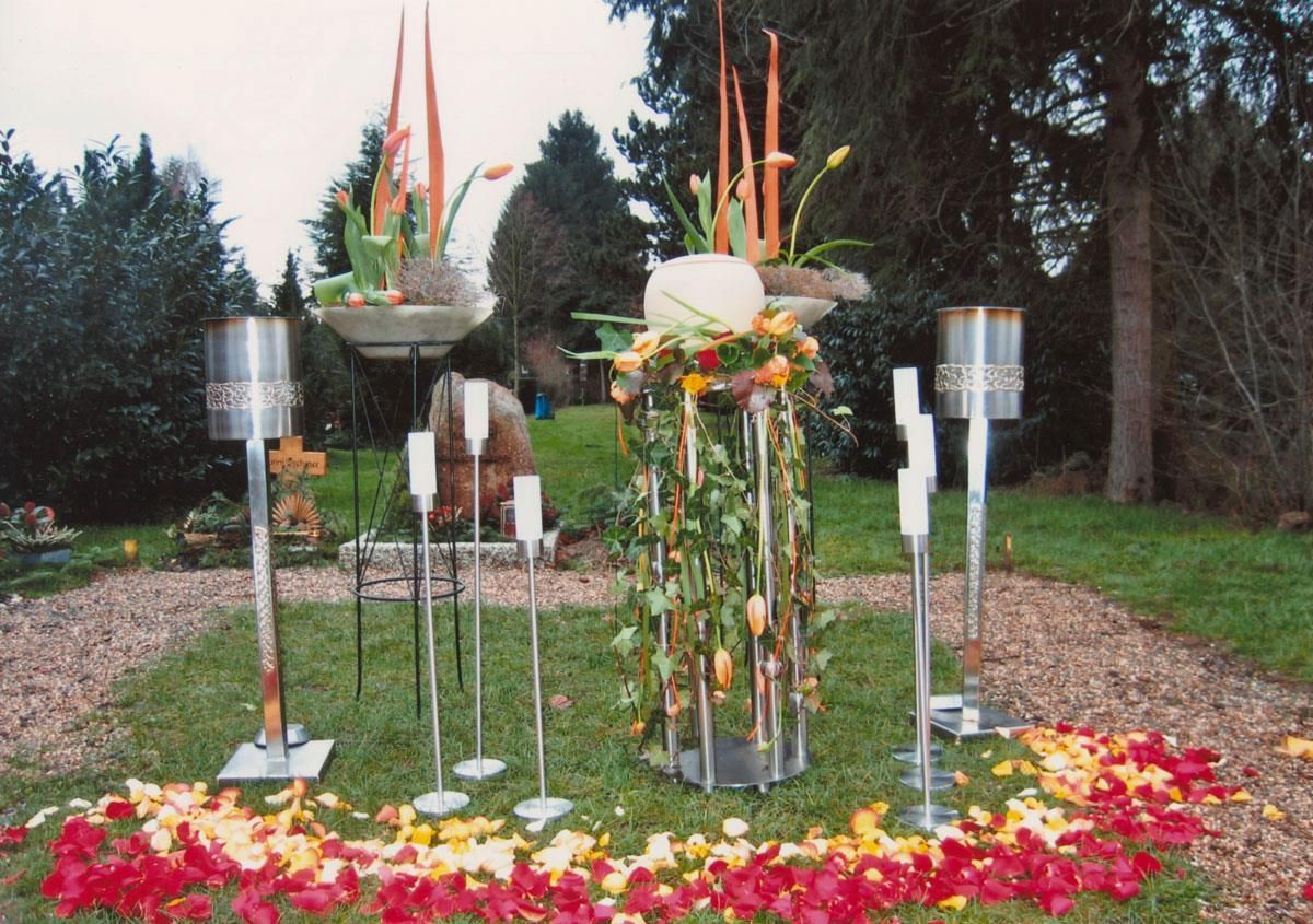 Eine Ausstellung von Blumen und Kerzen in einem Garten