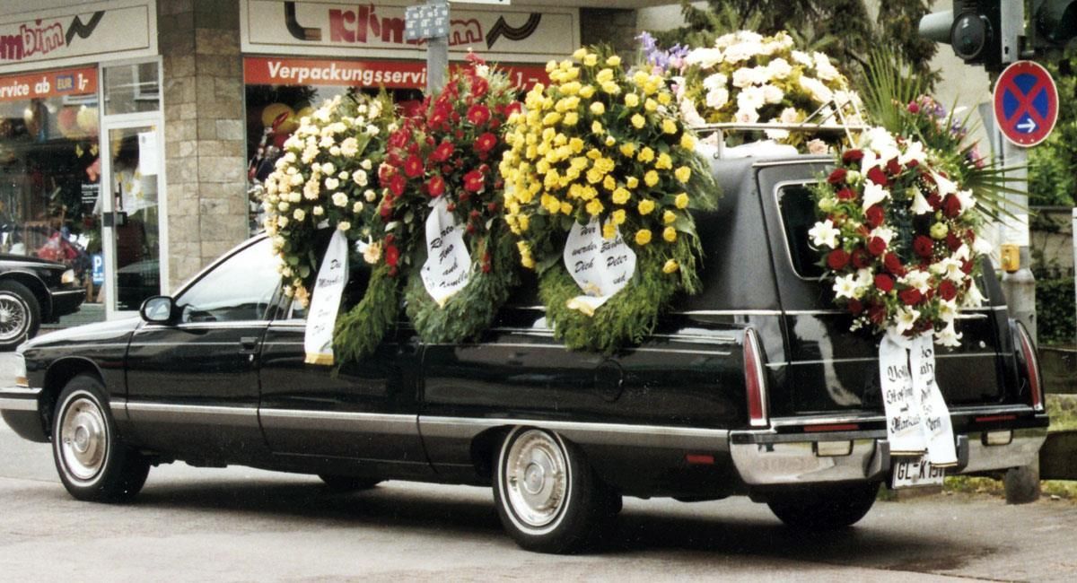 Ein schwarzes Auto mit Blumen auf der Rückseite