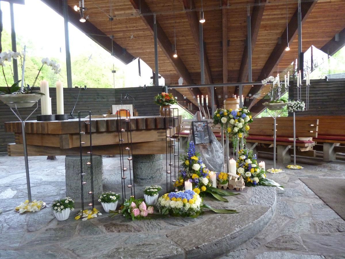 Eine Kirche mit Blumen und Kerzen auf dem Altar