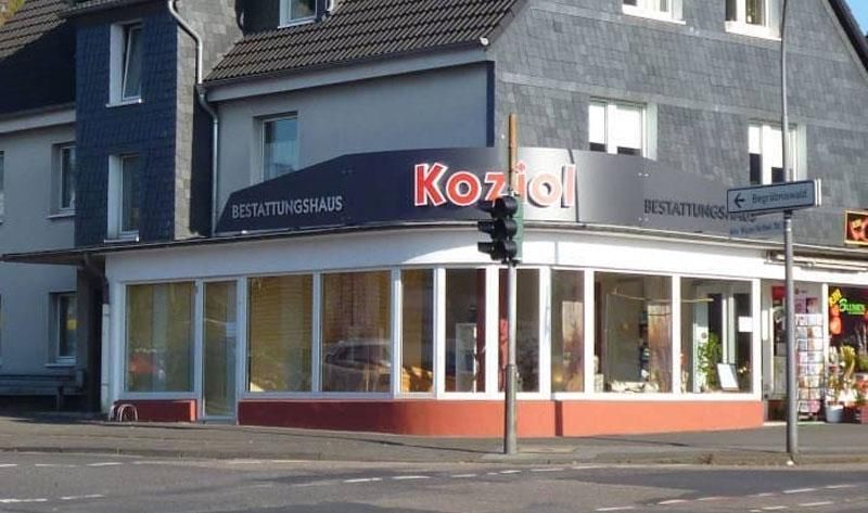 Ein Gebäude mit einem Schild mit der Aufschrift „Kozio“ darauf
