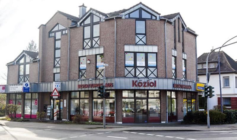 Ein großes Backsteingebäude mit dem Wort Koziol darauf