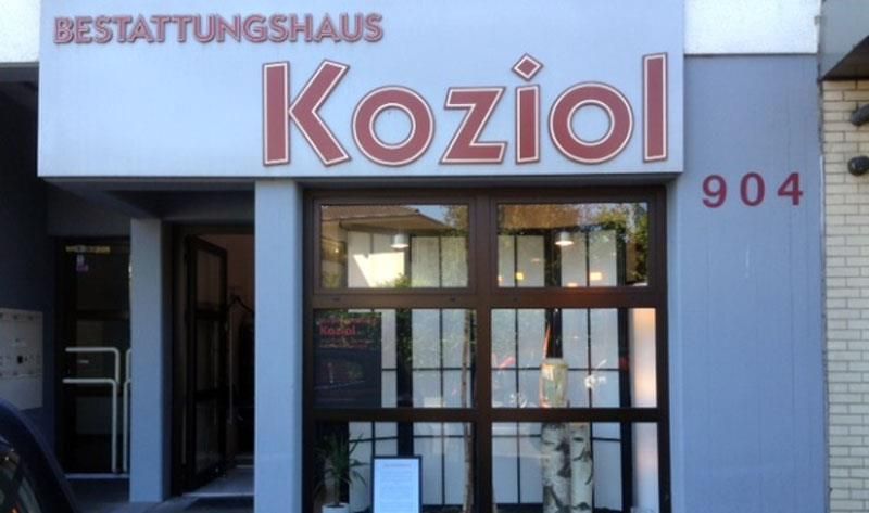 Ein Gebäude mit einem Schild mit der Aufschrift „Koziol“ darauf