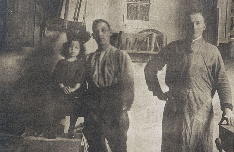 Ein Schwarzweißfoto von drei Männern und einem kleinen Mädchen