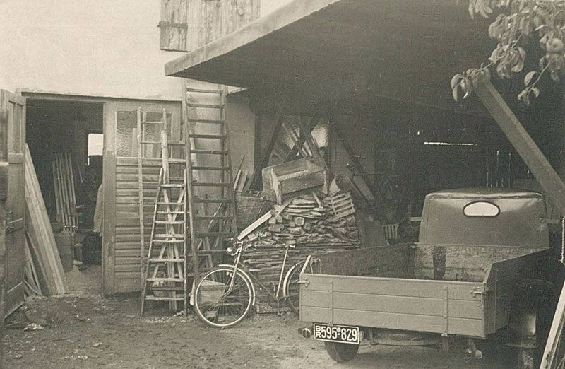 Ein Schwarzweißfoto einer Garage mit einem Fahrrad im Hintergrund
