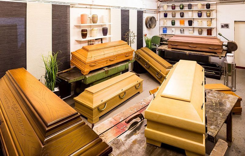 Mehrere Särge sind in einem Raum übereinander gestapelt