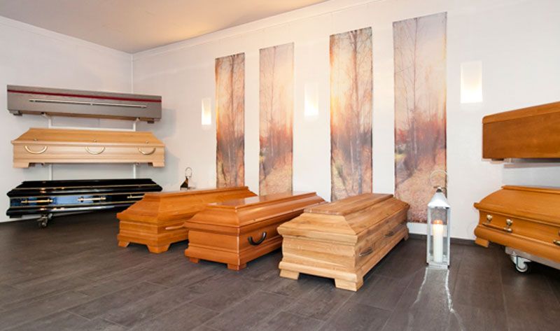 Ein Raum mit vielen Särgen darin