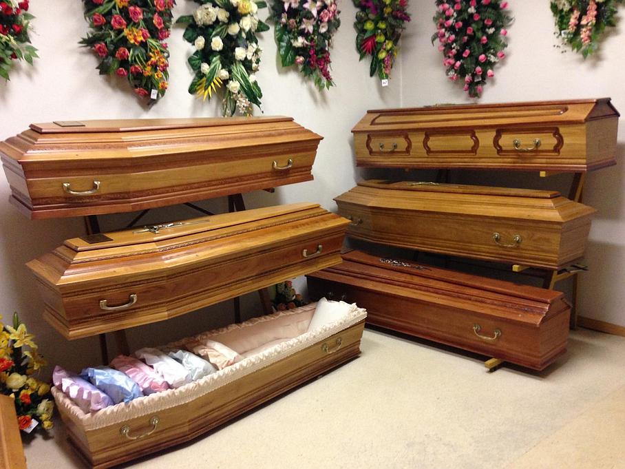 Plusieurs cercueils en bois