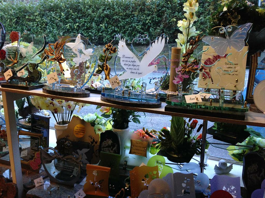 Étagère de plaques funéraires