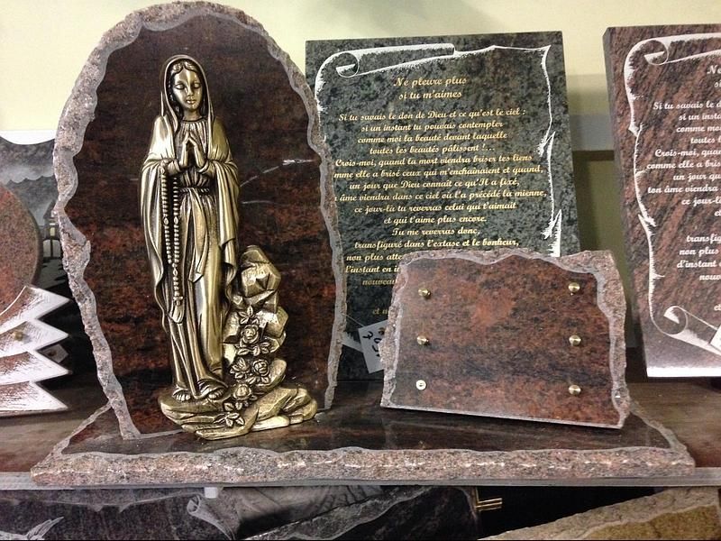 Plaque funéraire représentant la vierge Marie