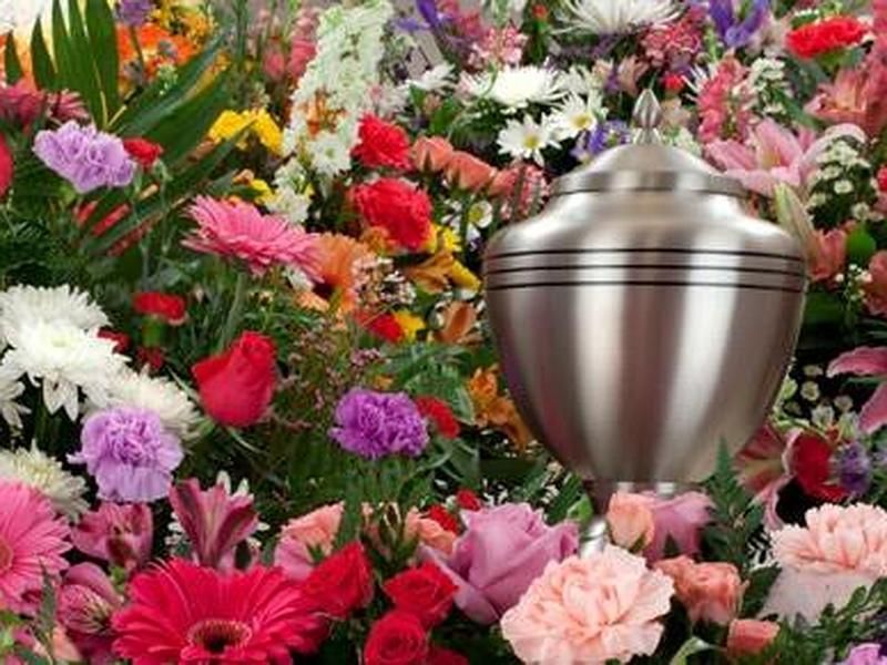 Urne cinéraire posées dans des fleurs