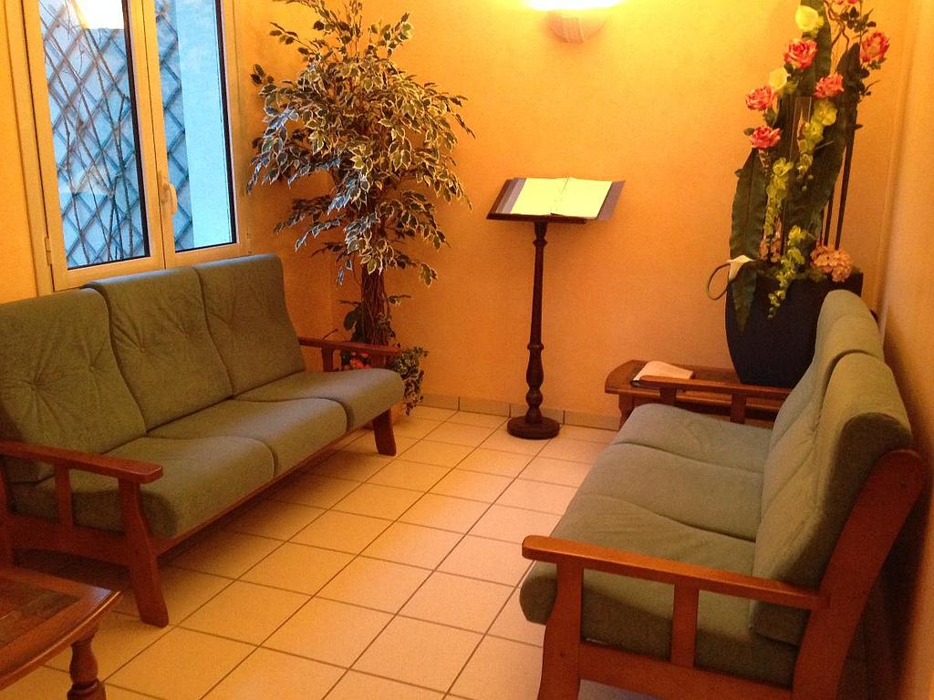 Deux canapés installés face à face dans le funérarium