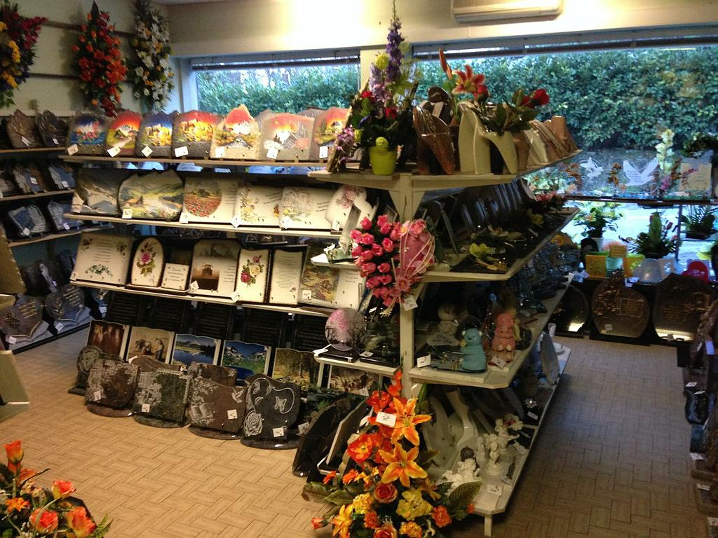 Étagère de plaques funéraires dans le magasin