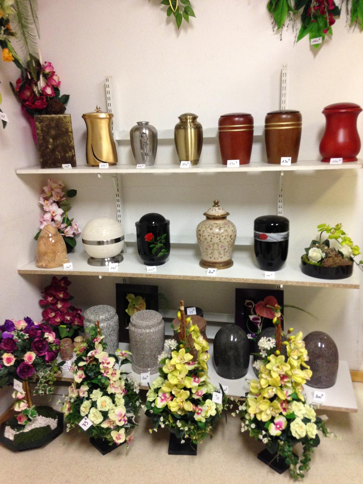 Urnes cinéraires multicolores sur une étagère