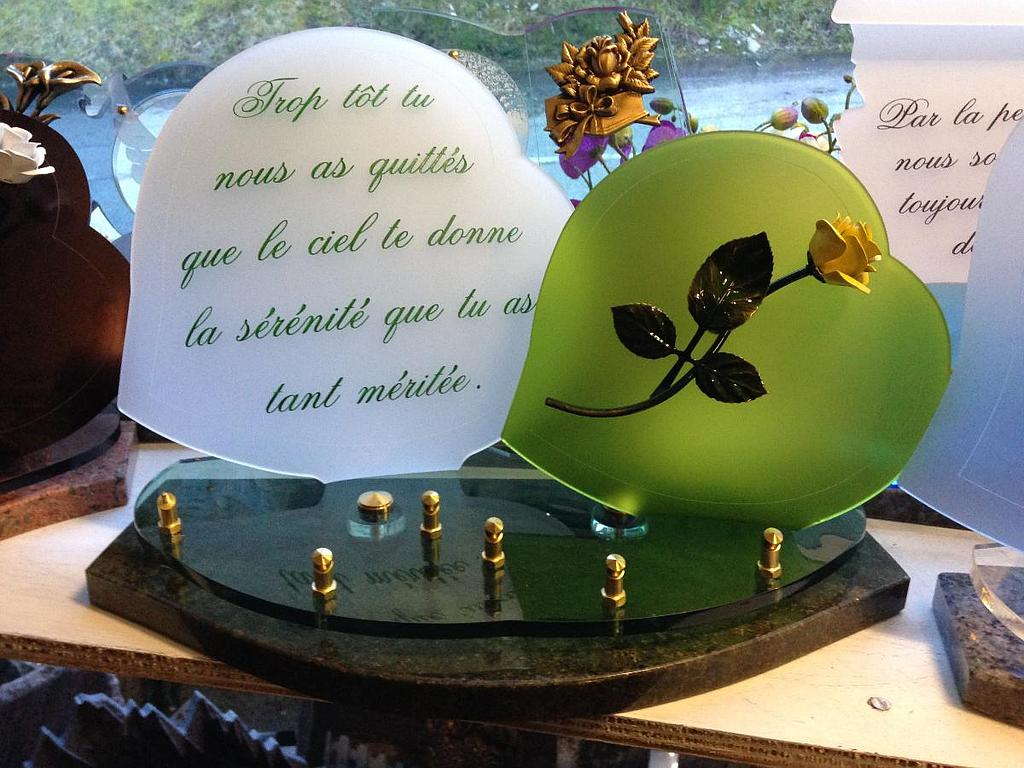 Plaque funéraire avec dessin et inscription