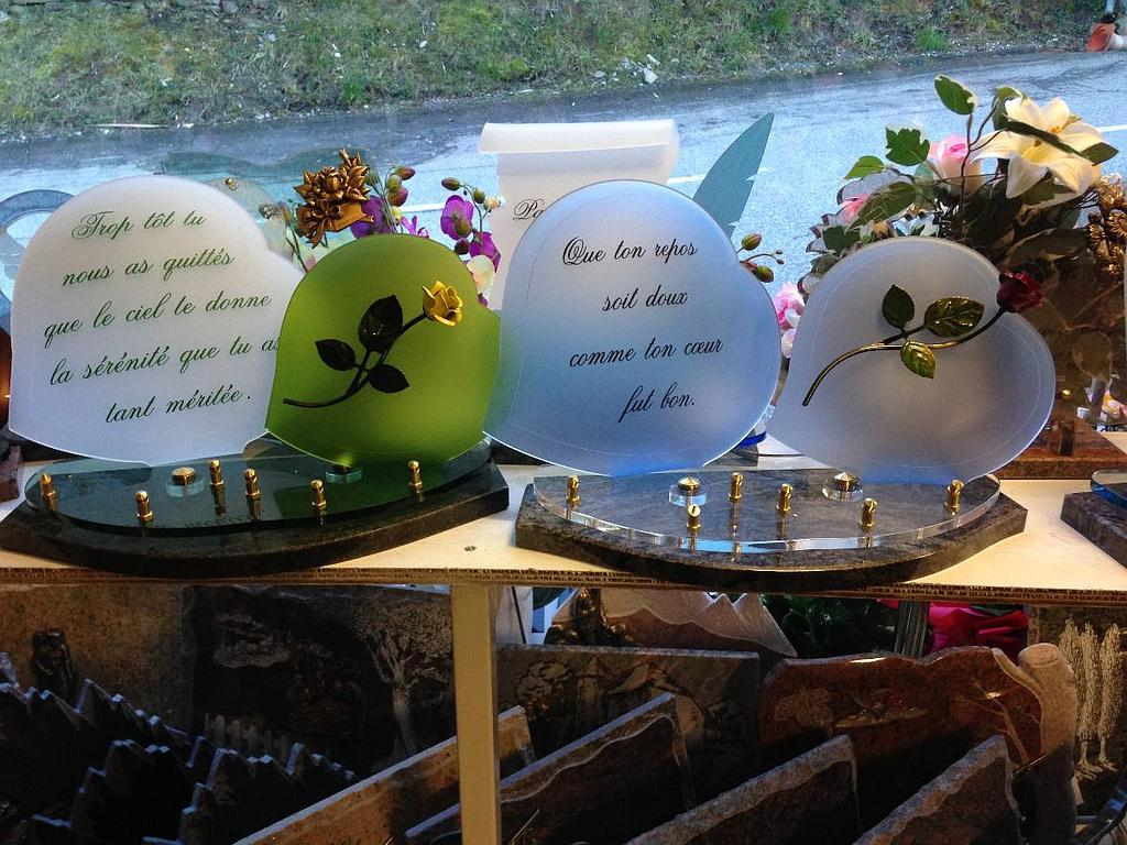 Plaques funéraires en forme de coeur