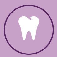 Un diente blanco está en un círculo morado sobre un fondo morado.