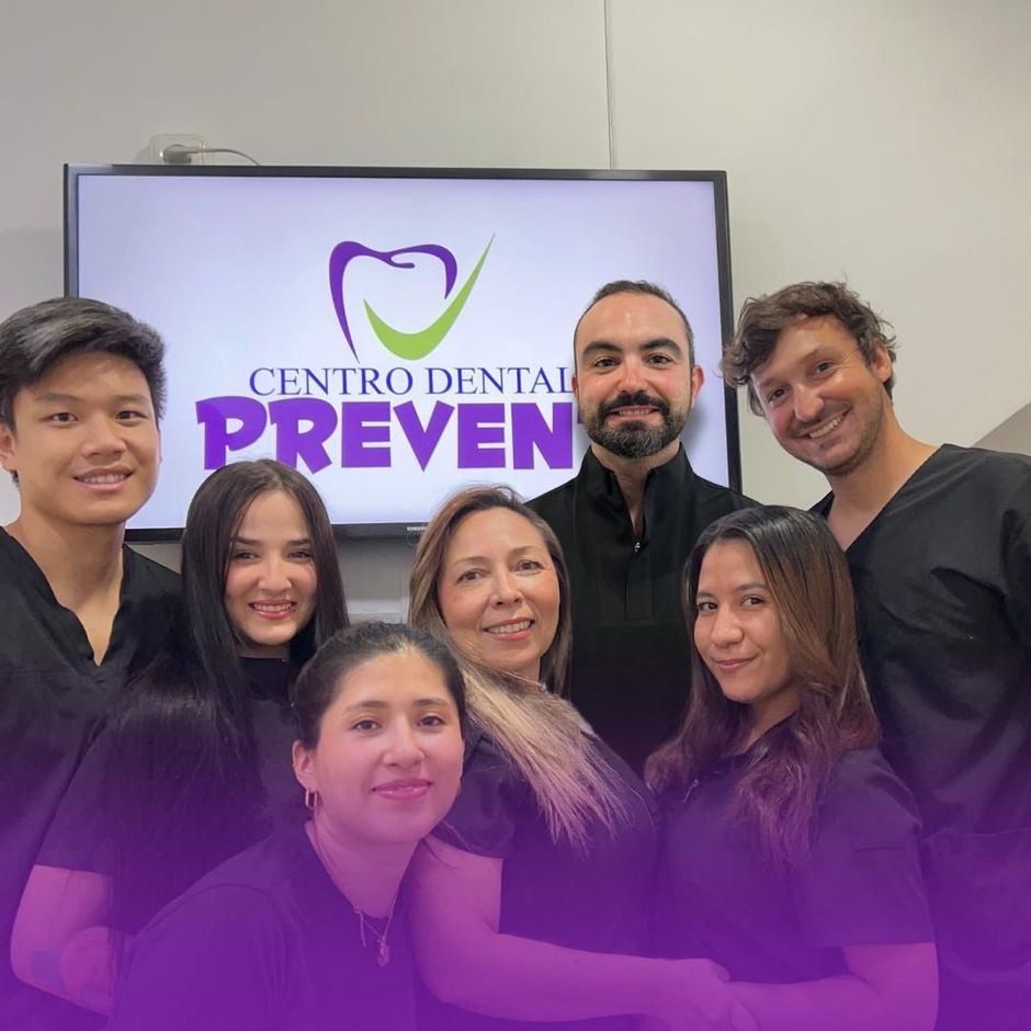 Un grupo de personas posan para una fotografía en un consultorio dental.