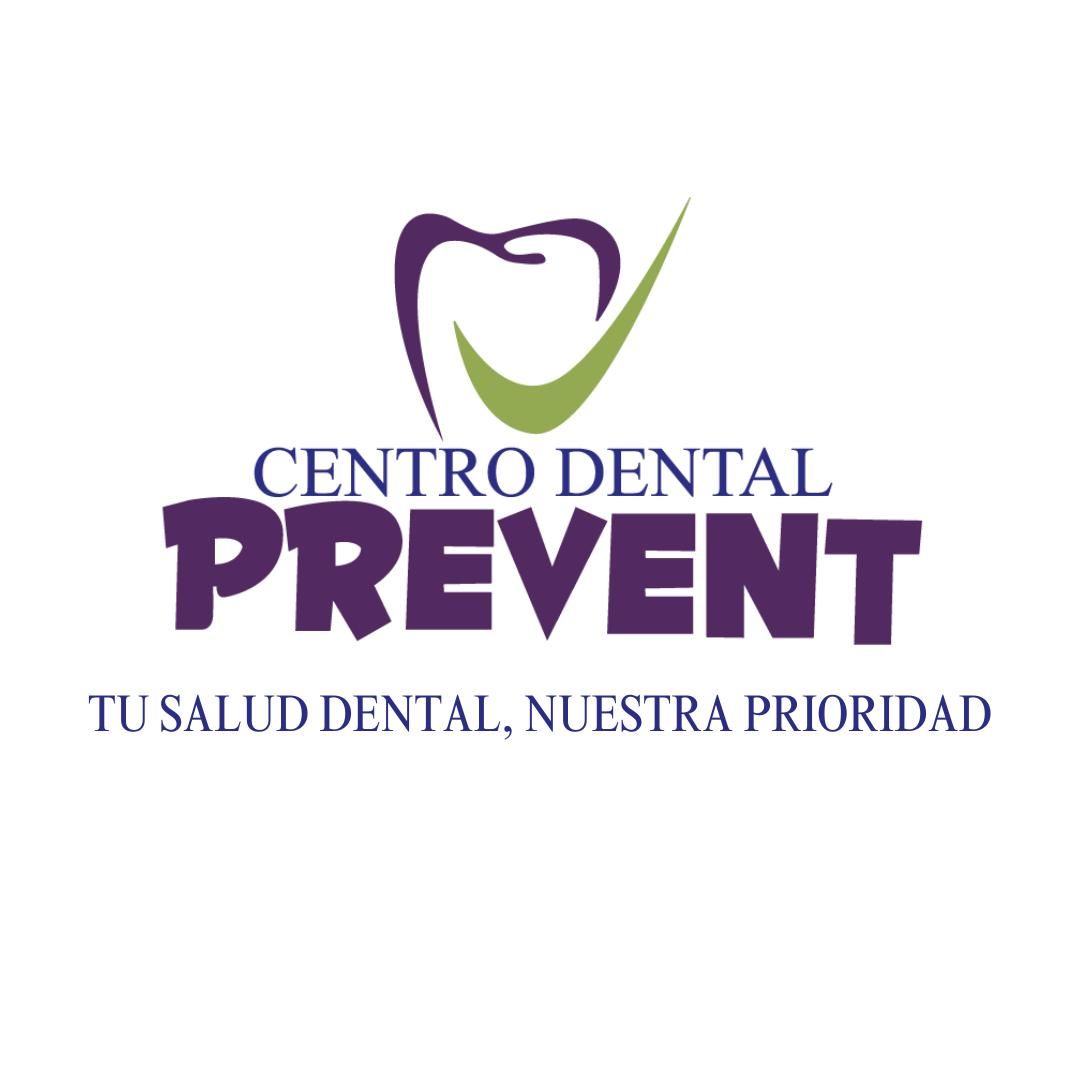 Una mujer con un uniforme verde está parada frente a una máquina dental.