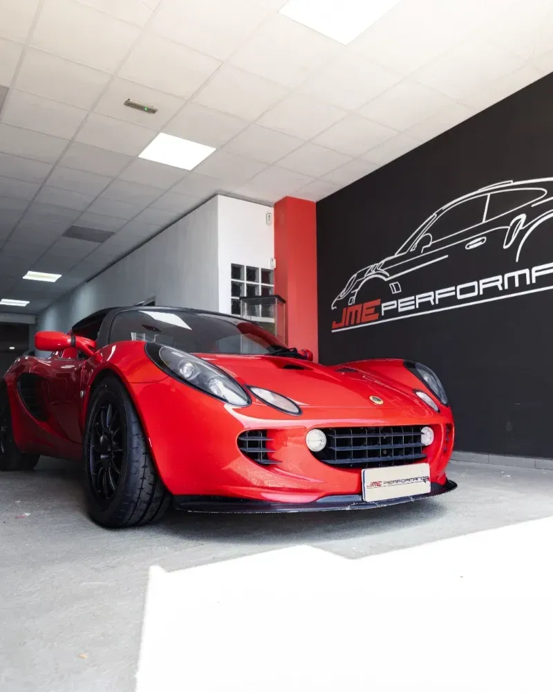 Un mural que muestra la silueta en blanco de un coche deportivo Porsche sobre el logotipo rojo y blanco de 