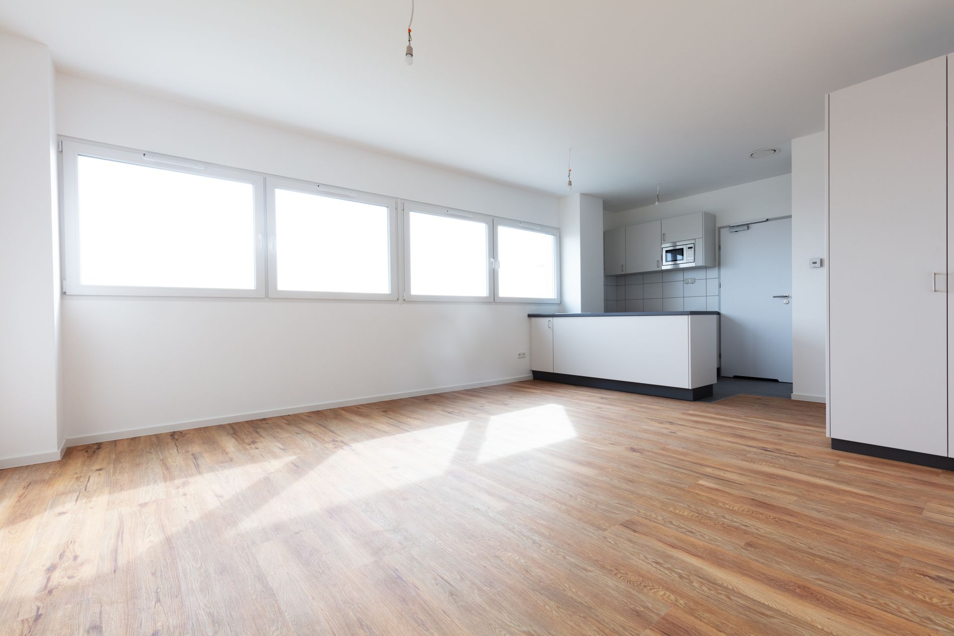 Appartement vide avec sol en lino, imitation bois.