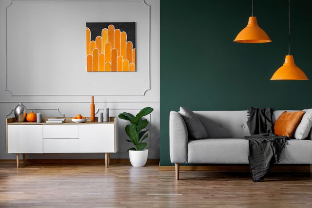 Salon avec mur peint.