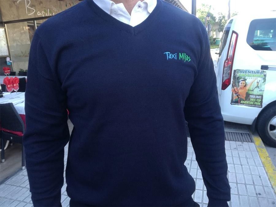 Un hombre que llevaba un suéter con la palabra taxi.