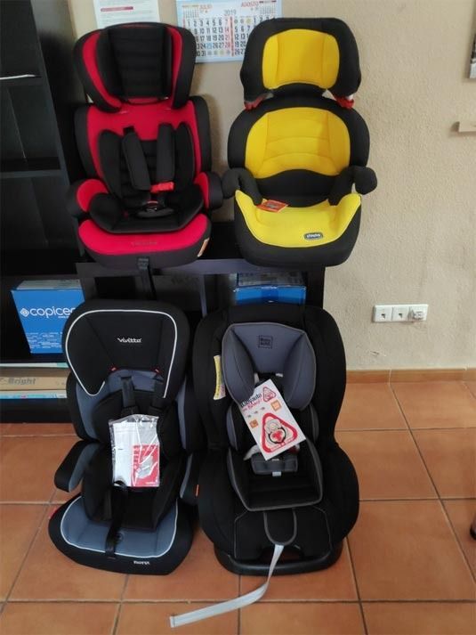 Un montón de asientos de coche están apilados uno encima del otro