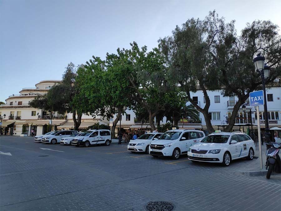Una fila de taxis están estacionados en un estacionamiento