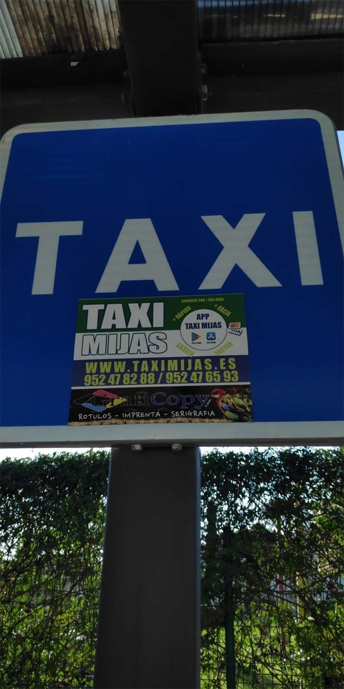 Un cartel azul que dice taxi.