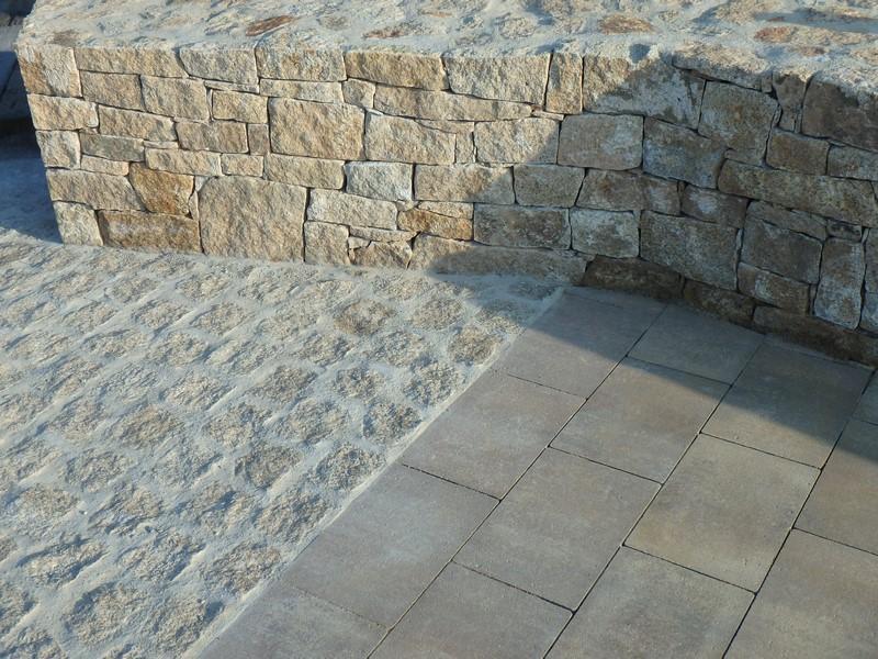 mur en pierre empilée, et terrasse carrelage gris