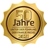 Goldenes Siegel „50 Jahre – Unter der Führung der Familie Riedel 2021“.