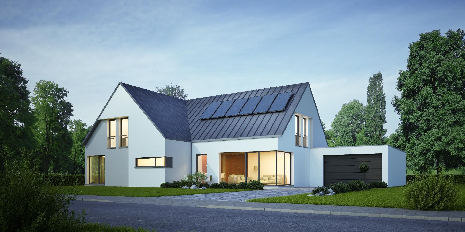 Ein modernes, weißes zweistöckiges Haus mit dunklem Giebeldach, Solarpaneelen, großen Fenstern und angebauter Garage.