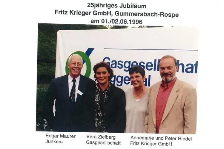 Eine Gruppe von vier Personen steht bei der Feier zum 25-jährigen Jubiläum der Fritz Krieger GmbH im Jahr 1996 zusammen.