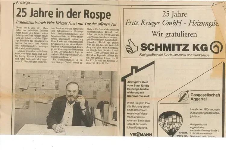Zeitungsartikel zum 25-jährigen Jubiläum der Fritz Krüger GmbH mit einem Foto eines Mannes, der in einem Büro telefoniert.