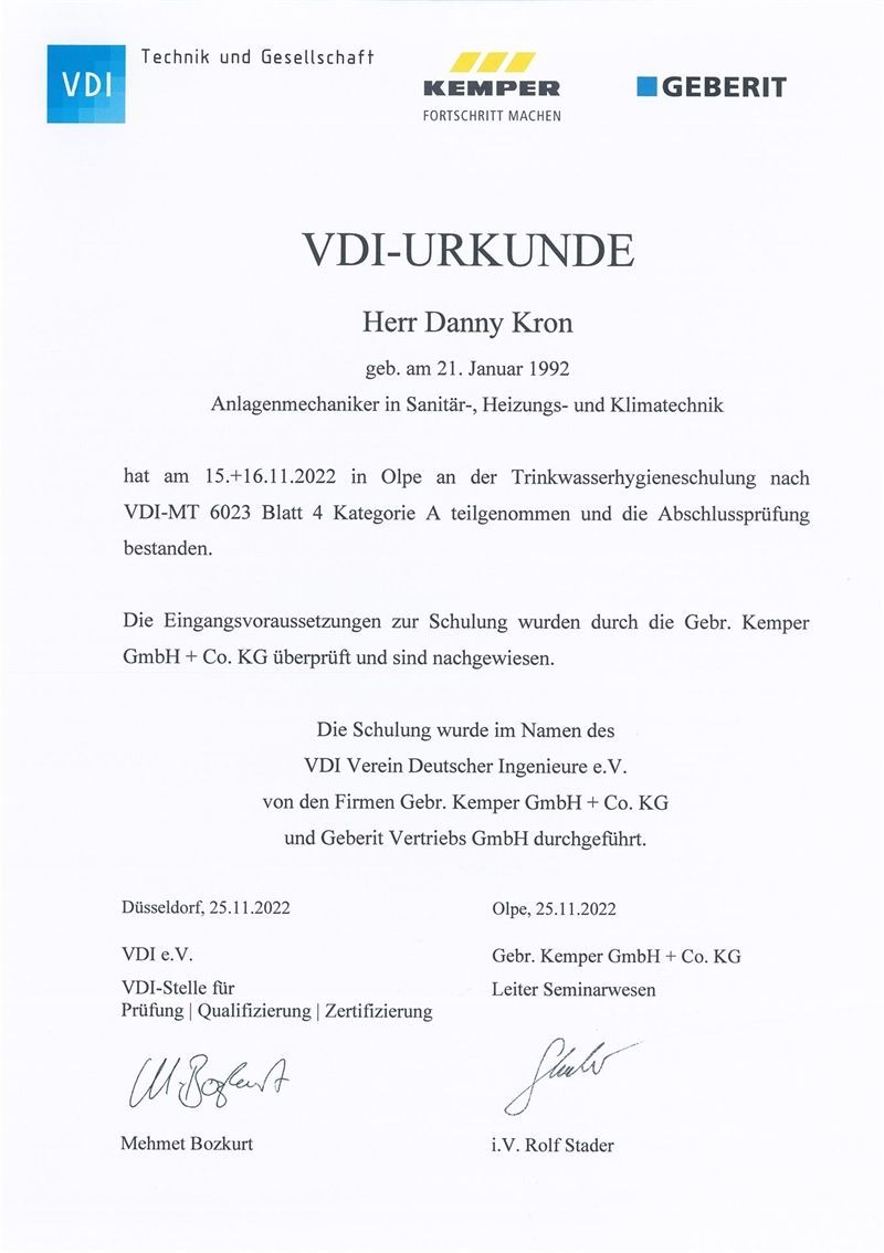 Herr Denny Kron erhält ein VDI-Zertifikat für die erfolgreiche Teilnahme an einer Schulung zur Trinkwasserhygiene.