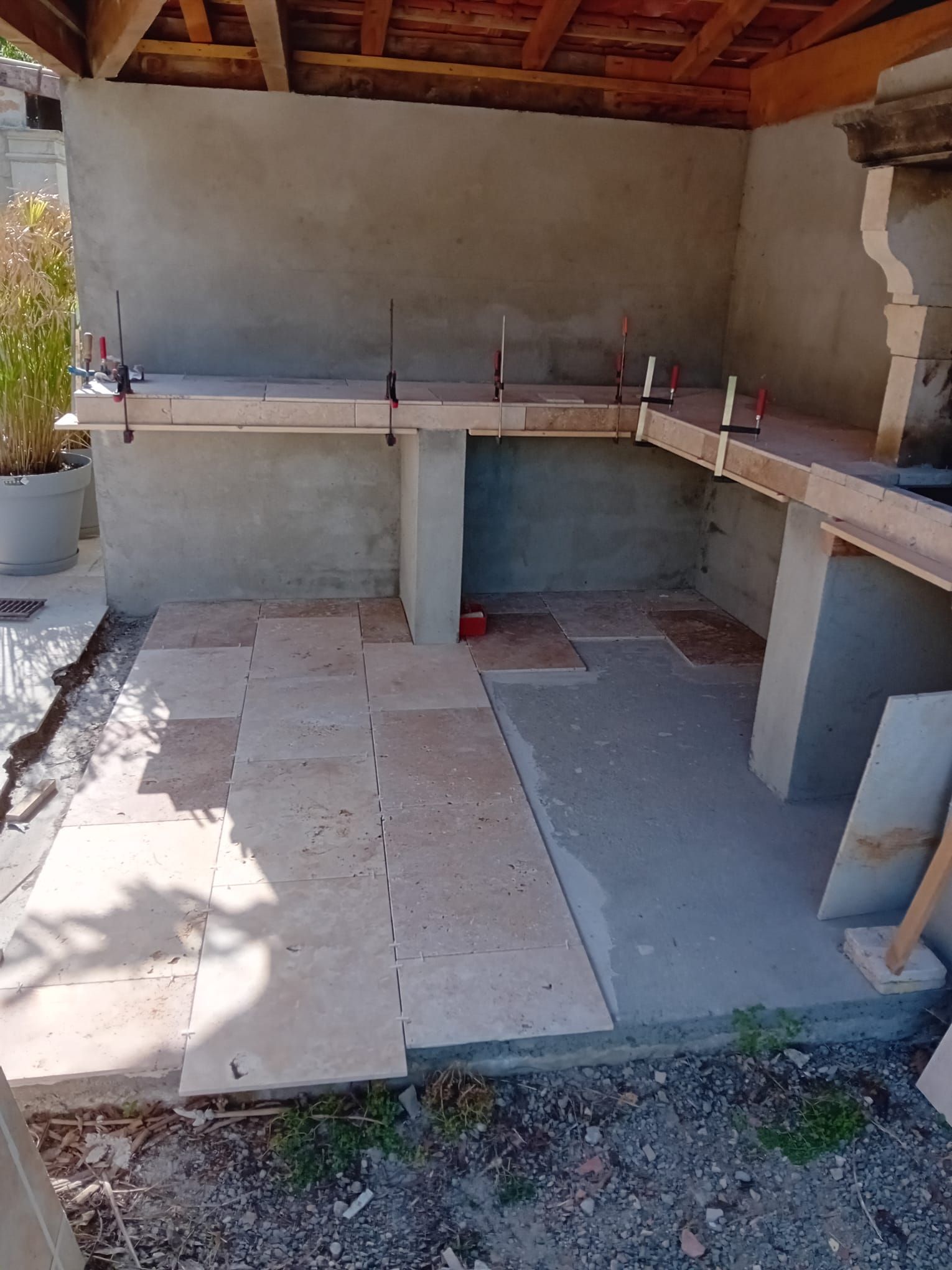 Pose de carrelage au sol et sur plan de travail