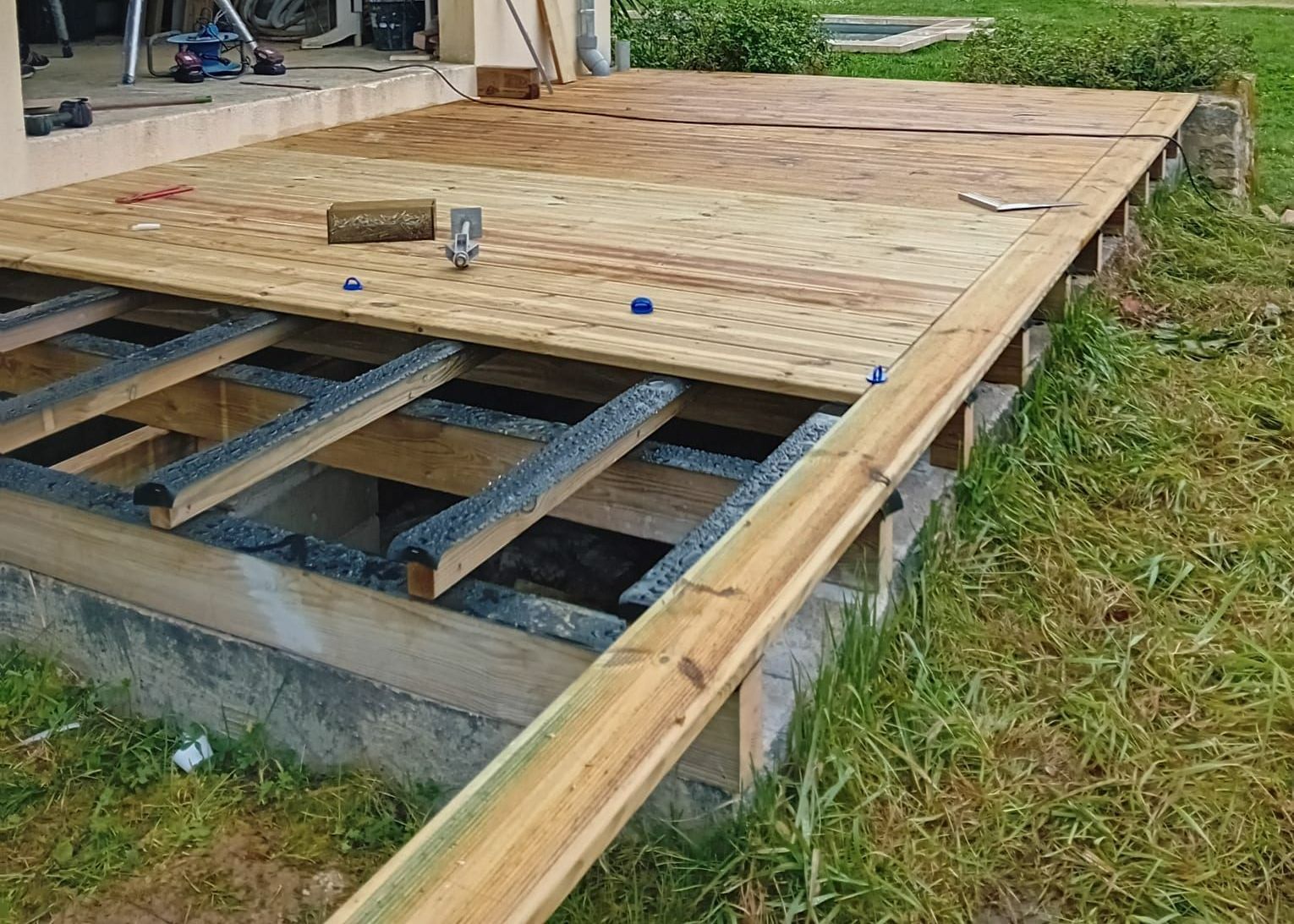 Extérieur avec une pergola et un salon de jardin