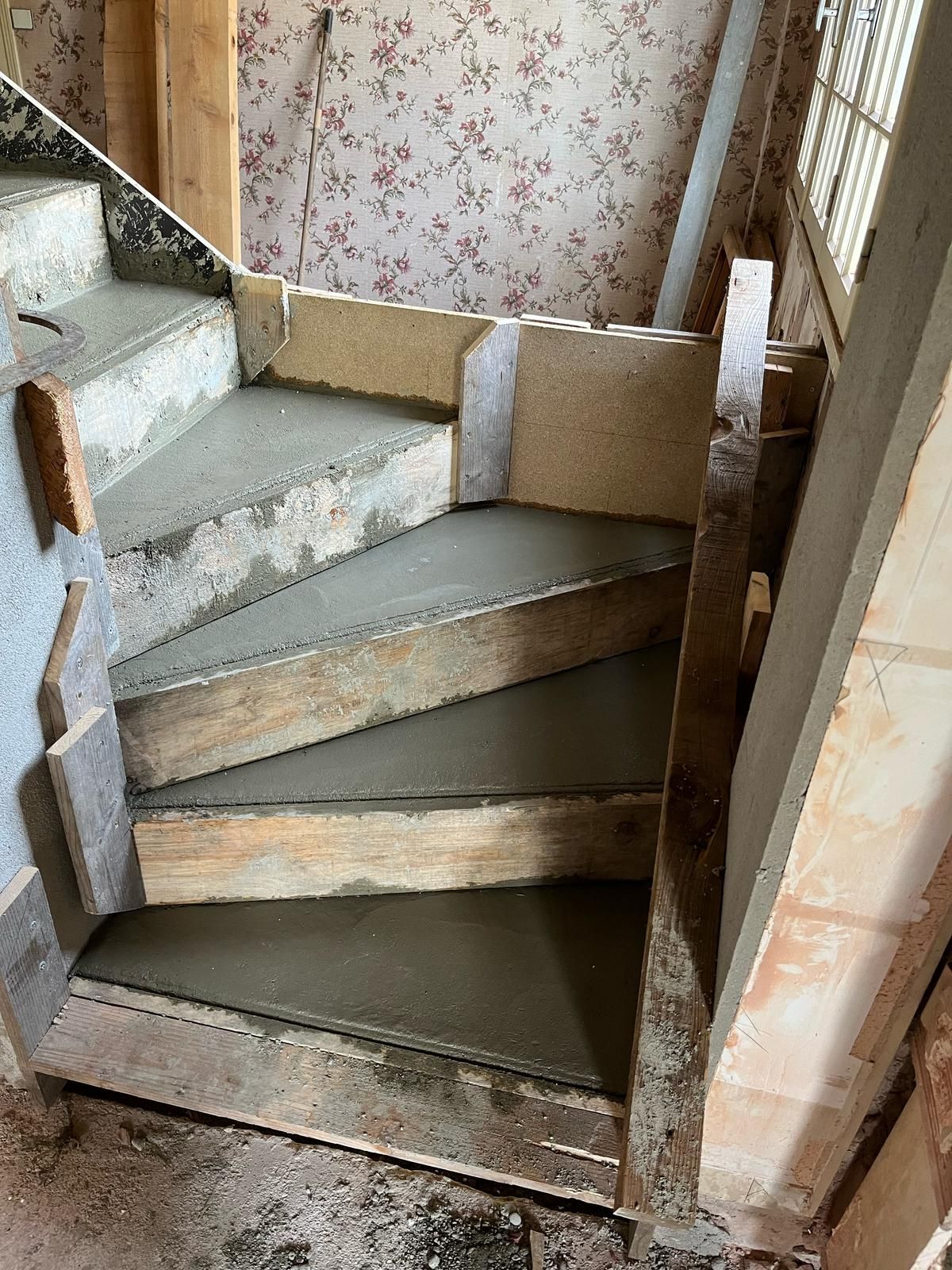 Escalier en béton et bois en construction dans une maison