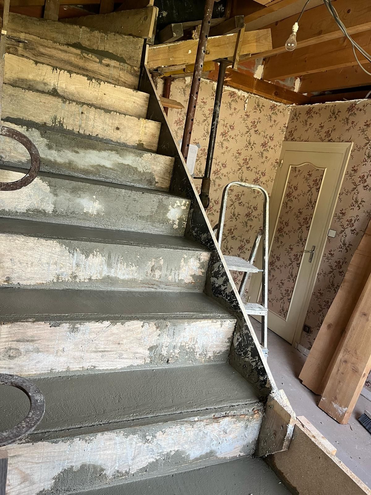 Escalier en bois en construction dans une maison