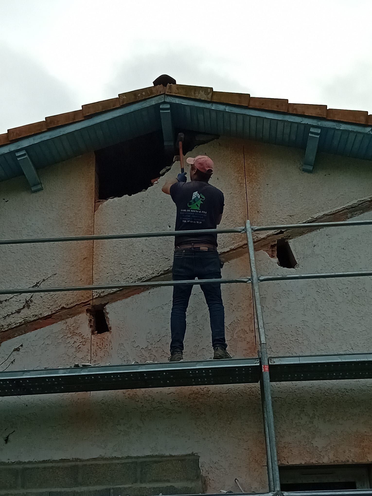 Destruction d'un mur de façade